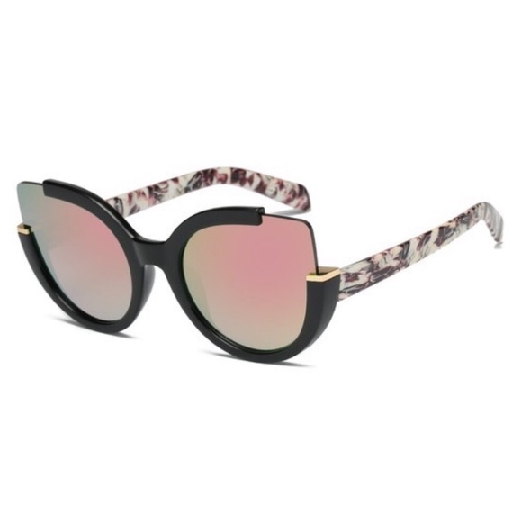 Accessories - ✨HP 7/16✨Rose Gold Cat Eye Sunglasses